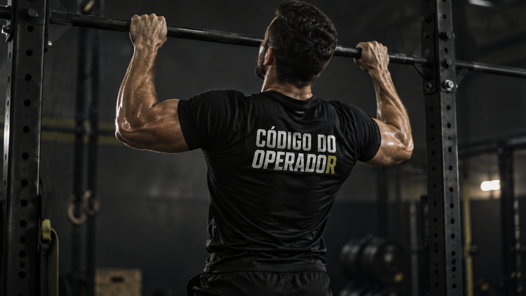 Atleta realizando barra fixa com a camiseta Código do Operador